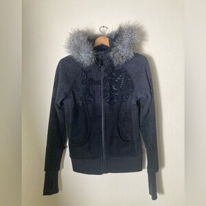 Lululemon limited edition Scuba hoodie with fur trim
RARE!!
